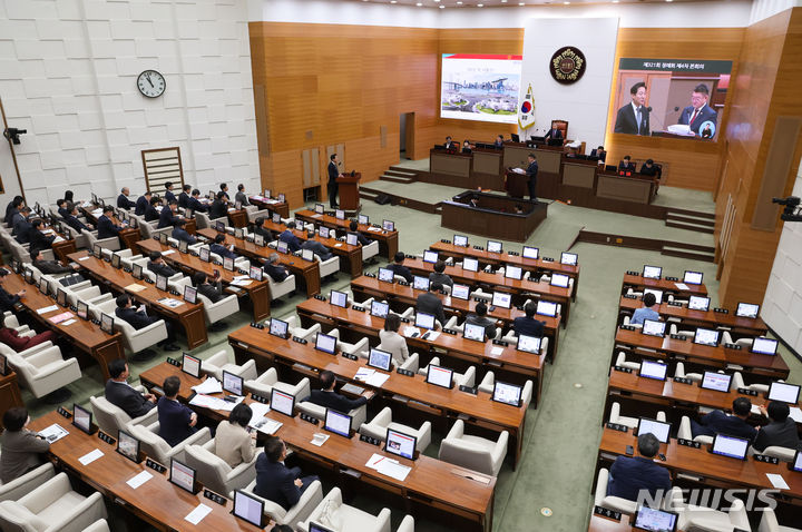 [서울=뉴시스] 황준선 기자 = 지난달 20일 오전 서울 중구 서울시의회에서 열린 321회 정례회 제4차 본회의 모습. 2023.12.13. hwang@newsis.com