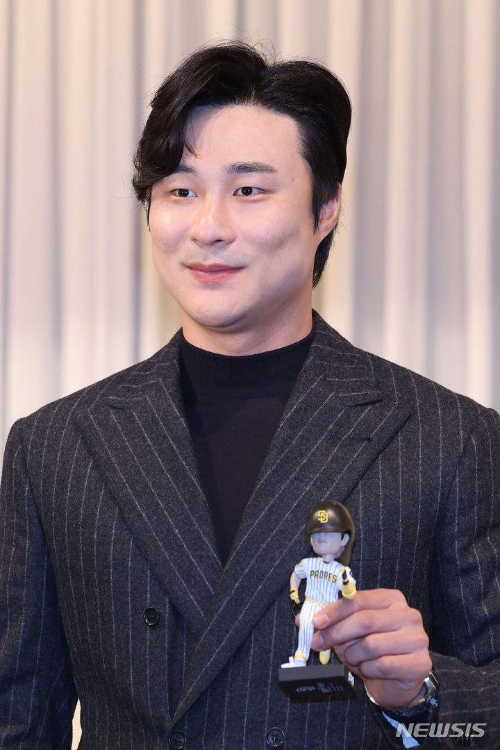 [서울=뉴시스] 권창회 기자 = 미국 프로야구(MLB)에서&nbsp; 골드글러브를 수상한 샌디에이고 파드리스 김하성이 20일 오전 서울 강남구 호텔리베라에서 열린 골드글러브 수상 공식 기자회견에 앞서 포토타임을 갖고 있다. 2023.11.20. kch0523@newsis.com