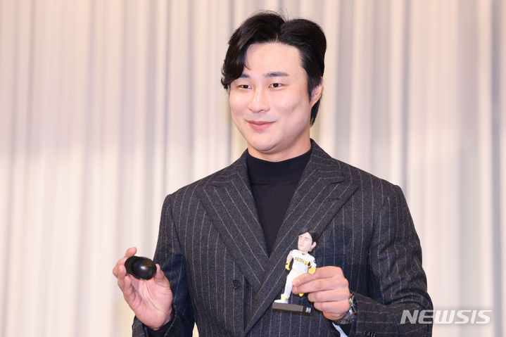 [서울=뉴시스] 권창회 기자 = 미국 프로야구(MLB)에서&nbsp; 골드글러브를 수상한 샌디에이고 파드리스 김하성이 20일 오전 서울 강남구 호텔리베라에서 열린 골드글러브 수상 공식 기자회견에 앞서 포토타임을 갖고 있다. 2023.11.20. kch0523@newsis.com