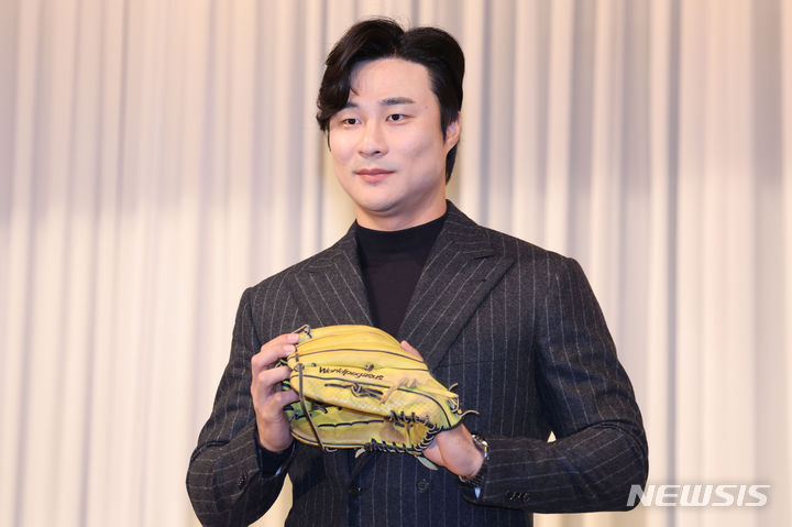 [서울=뉴시스] 권창회 기자 = 미국 프로야구(MLB)에서&nbsp; 골드글러브를 수상한 샌디에이고 파드리스 김하성이 20일 오전 서울 강남구 호텔리베라에서 열린 골드글러브 수상 공식 기자회견에 앞서 포토타임을 갖고 있다. 2023.11.20. kch0523@newsis.com