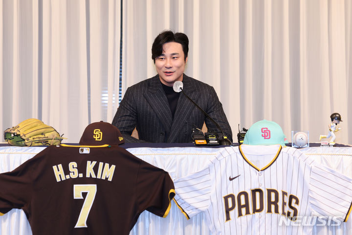 [서울=뉴시스] 권창회 기자 = 미국 프로야구(MLB)에서&nbsp; 골드글러브를 수상한 샌디에이고 파드리스 김하성이 20일 오전 서울 강남구 호텔리베라에서 열린 골드글러브 수상 공식 기자회견에서 인사말을 하고 있다. 2023.11.20. kch0523@newsis.com