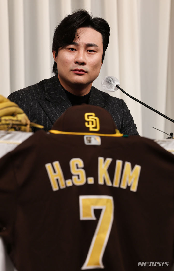 [서울=뉴시스] 권창회 기자 = 미국 프로야구(MLB)에서  골드글러브를 수상한 샌디에이고 파드리스 김하성이 20일 오전 서울 강남구 호텔리베라에서 열린 골드글러브 수상 공식 기자회견에서 취재진의 질문을 듣고 있다. 2023.11.20. kch0523@newsis.com