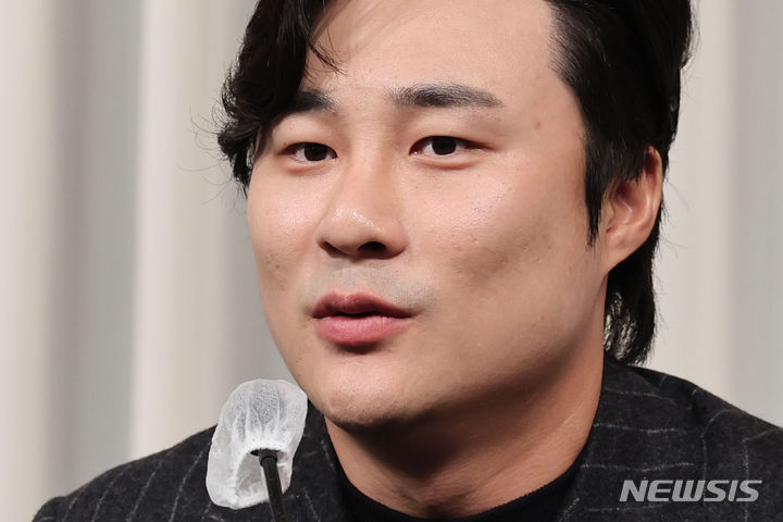 [서울=뉴시스] 권창회 기자 = 미국 프로야구(MLB)에서&nbsp; 골드글러브를 수상한 샌디에이고 파드리스 김하성이 20일 오전 서울 강남구 호텔리베라에서 열린 골드글러브 수상 공식 기자회견에서 취재진의 질문에 답하고 있다. 2023.11.20. kch0523@newsis.com