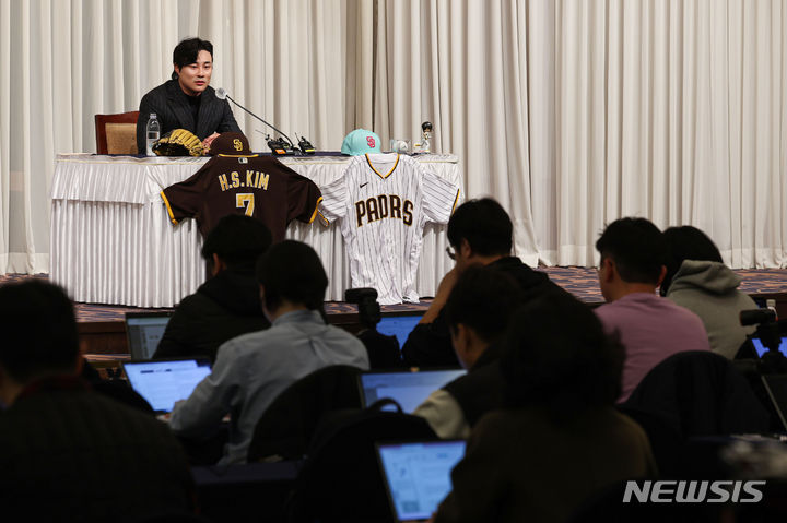 [서울=뉴시스] 권창회 기자 = 미국 프로야구(MLB)에서&nbsp; 골드글러브를 수상한 샌디에이고 파드리스 김하성이 20일 오전 서울 강남구 호텔리베라에서 열린 골드글러브 수상 공식 기자회견에서 취재진의 질문에 답하고 있다. 2023.11.20. kch0523@newsis.com