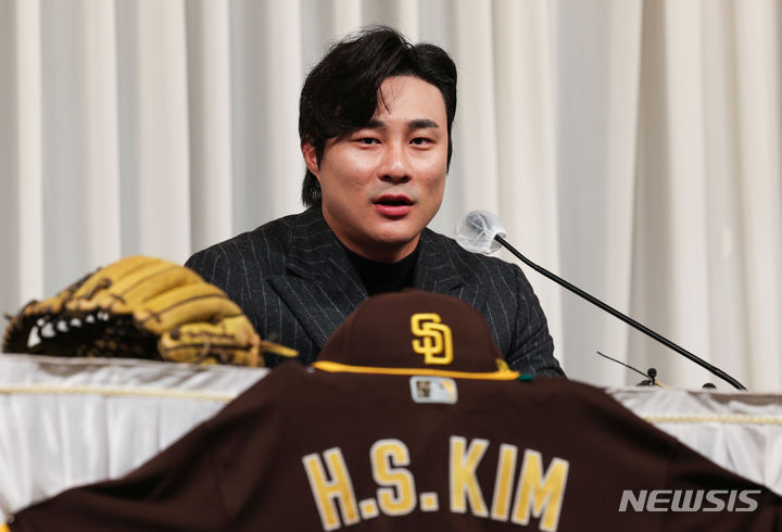 [서울=뉴시스] 권창회 기자 = 미국 프로야구(MLB)에서  골드글러브를 수상한 샌디에이고 파드리스 김하성이 20일 오전 서울 강남구 호텔리베라에서 열린 골드글러브 수상 공식 기자회견에서 취재진의 질문에 답하고 있다. 2023.11.20. kch0523@newsis.com