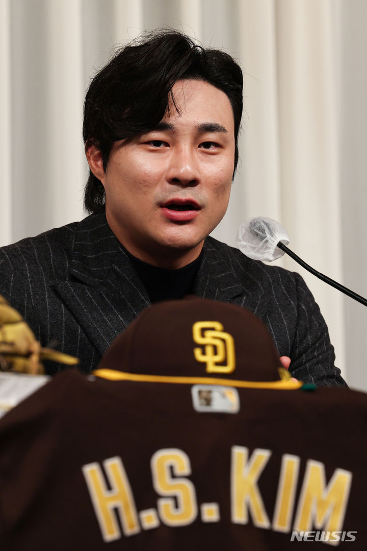 [서울=뉴시스] 권창회 기자 = 미국 프로야구(MLB)에서  골드글러브를 수상한 샌디에이고 파드리스 김하성이 20일 오전 서울 강남구 호텔리베라에서 열린 골드글러브 수상 공식 기자회견에서 취재진의 질문에 답하고 있다. 2023.11.20. kch0523@newsis.com