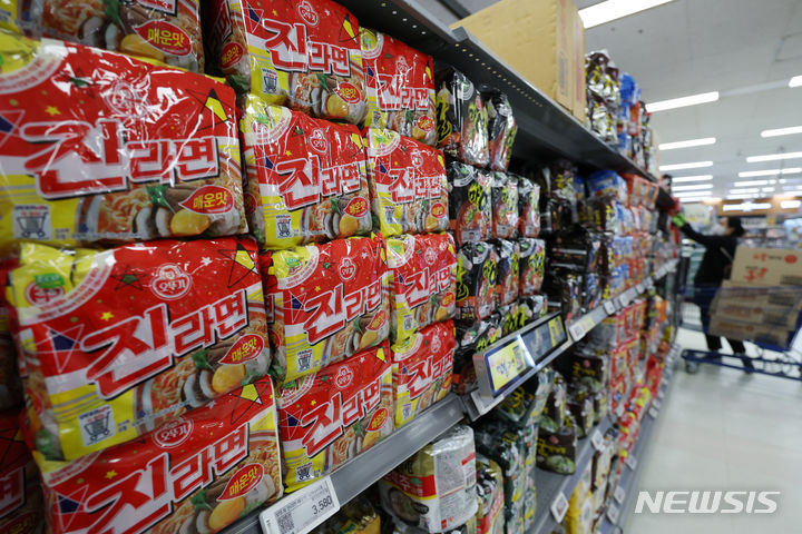 [서울=뉴시스] 김진아 기자 = 서울 한 대형마트에서 라면이 판매되고 있다. 2023.11.20. bluesoda@newsis.com