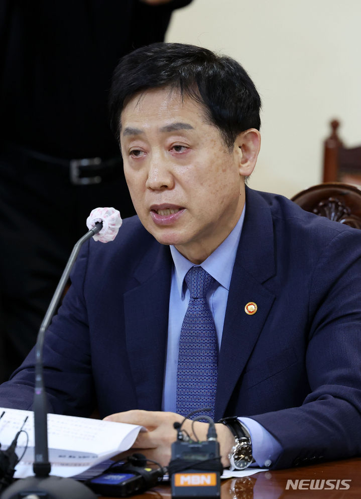 [서울=뉴시스] 홍효식 기자 = 김주현 금융위원장이 20일 서울 중구 은행회관에서 열린 금융지주 회장단 간담회에서 발언하고 있다. 2023.11.20. yesphoto@newsis.com