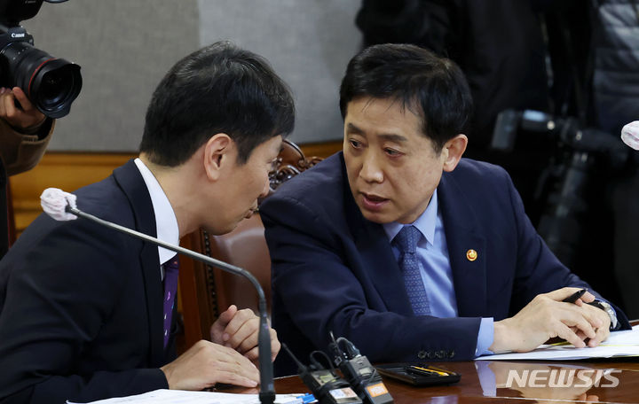 [서울=뉴시스] 홍효식 기자 = 김주현 금융위원장과 이복현 금융감독원장이 20일 서울 중구 은행회관에서 열린 금융지주 회장단 간담회에서 발언을 마친 뒤 대화하고 있다. 2023.11.20. yesphoto@newsis.com