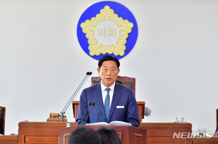 [장성=뉴시스] 이창우 기자=김한종 장성군수 20일 군의회 본회의장에서 2024년도 본예산 편성 기조와 주요 정책 사업을 설명하며 의회의 적극적인 협조를 요청하고 있다. (사진=장성 제공) 2023.11.20. photo@newsis.com