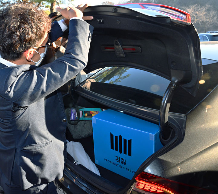 [용인=뉴시스] 김종택 기자 = 지난 20일 오후 경기도 용인시 처인구 용인CC에서 검찰 관계자들이 각종 비위 의혹으로 고발된 이정섭 수원지검 2차장검사와 관련한 압수수색을 마친 후 압수품을 옮기고 있다. 이 차장검사의 비위 의혹은 민주당 김의겸 의원이 지난달 국회 법제사법위원회 국정감사장에서 처음 제기했다. (사진=중부일보 제공) 2023.11.20. photo@newsis.com *재판매 및 DB 금지