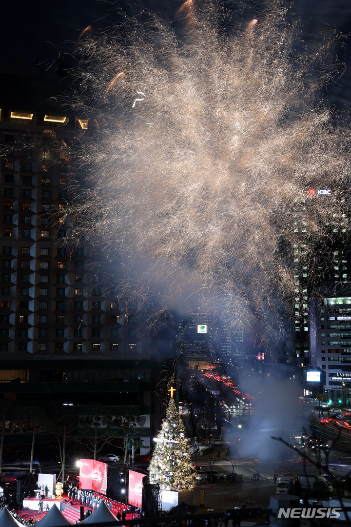 [서울=뉴시스] 김명년 기자 = 20일 오후 서울 중구 서울광장에 설치된 대형 성탄트리가 불을 밝히고 있다. 2023.11.20. kmn@newsis.com
