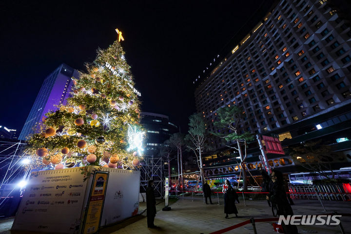 [서울=뉴시스] 김명년 기자 = 20일 오후 서울 중구 서울광장에 설치된 대형 성탄트리. 2023.11.20. kmn@newsis.com
