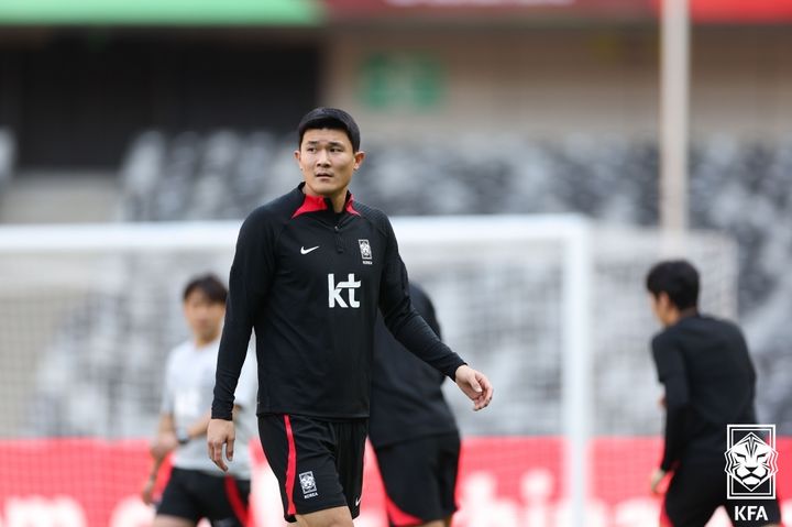 [서율=뉴시스] 대한민국 축구 국가대표팀 김민재가 2026 북중미 월드컵 아시아지역 2차 예선 중국과의 경기를 하루 앞둔 20일 중국 선전 유니버시아드 스포츠센터에서 훈련하고 있다. (사진=대한축구협회 제공) 2023.11.20. photo@newsis.com *재판매 및 DB 금지