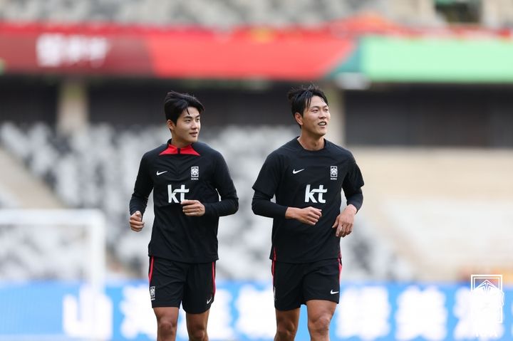 [서율=뉴시스] 대한민국 축구 국가대표팀 설영우(왼쪽)와 김영권이 2026 북중미 월드컵 아시아지역 2차 예선 중국과의 경기를 하루 앞둔 20일 중국 선전 유니버시아드 스포츠센터에서 훈련하고 있다. (사진=대한축구협회 제공) 2023.11.20. photo@newsis.com *재판매 및 DB 금지