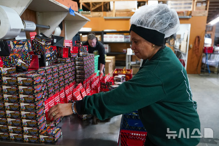 [워싱턴=AP/뉴시스] 미국 워싱턴주 베이센터의 통조림 공장에서 한 직원이 생선 통조림 제품을 포장하고 있다. 2025.05.28.