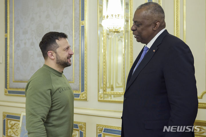 [키이우=AP/뉴시스] 미 국방장관에 이어 독일의 피스토리우스 국방장관이 21일 우크라이나 키이우에 예고없이 도착했다. 사진은 전날 로이드 오스틴 미 국방장관이 우크라의 볼로디미르 젤렌스키 대통령 (왼쪽)과 만나 대화하는 모습. 2023.11.21.