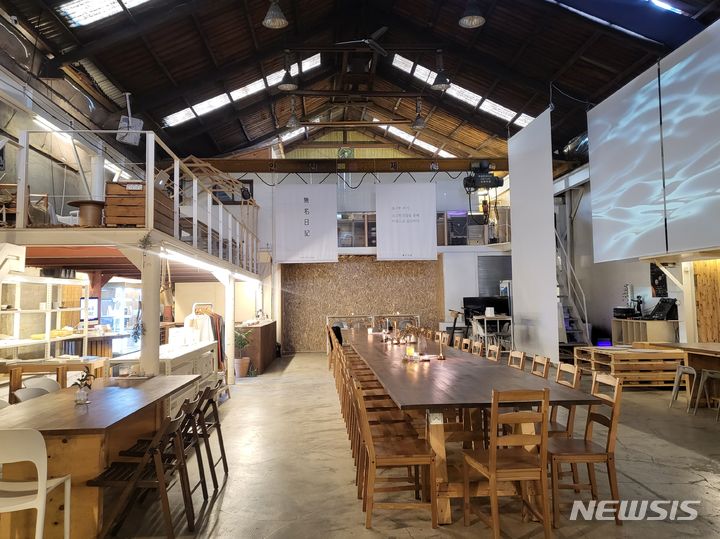 [부산=뉴시스] 김민지 기자 = 부산 영도구 무명일기 내부. 2023.11.20. mingya@newsis.com