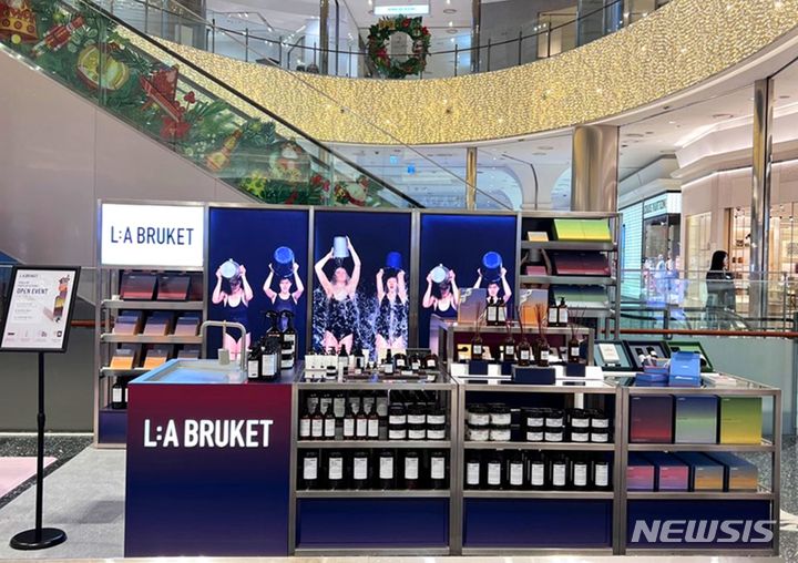 [서울=뉴시스]신세계인터내셔날이 수입·판매하는 스웨덴 네츄럴 라이프스타일 브랜드 라부르켓(L:A BRUKET)이 신세계백화점 센텀시티점 1층에 홀리데이 전용 팝업 스토어를 운영한다고 21일 밝혔다.2023.11.21.(사진=신세계인터내셔날 제공)photo@newsis.com