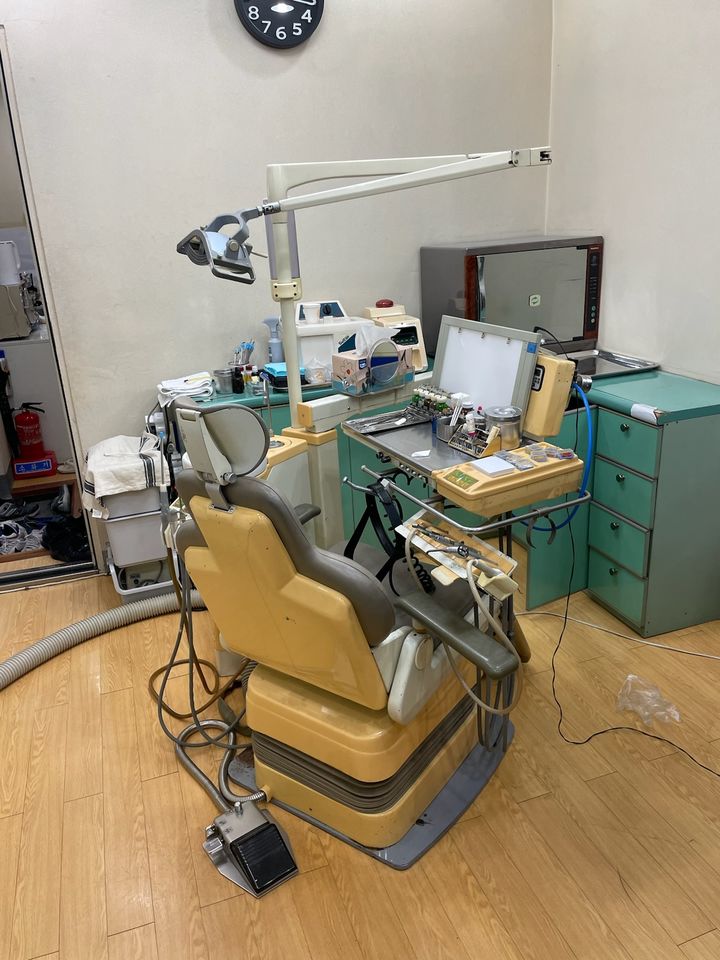 [제주=뉴시스] 지난 13일 의료법 위반 혐의로 구속된 A(60대)씨가 자신의 집에 갖춰 놓은 치과진료 기구. (사진=제주도 자치경찰단 제공) 2023.11.21. photo@newsis.com *재판매 및 DB 금지