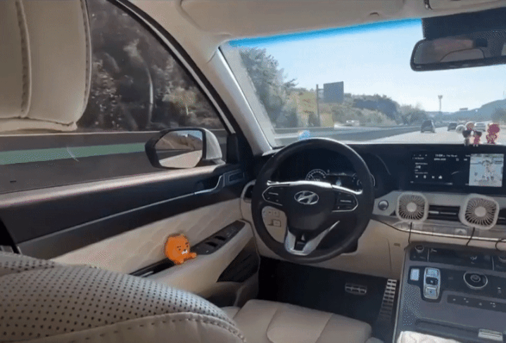 지난 20일 한 온라인 커뮤니티에 울산의 한 고속도로를 자율주행 모드로 달리는 SUV 영상이 올라왔다. 영상에는 운전석이 텅 빈 채 2차선으로 주행되는 차 내부 모습이 담겼다. 앞 유리 너머로 주행 중인 다른 차량도 보였다. (사진=인스타그램 캡처본) *재판매 및 DB 금지 *재판매 및 DB 금지