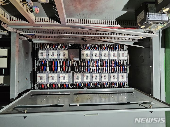 [부천=뉴시스] 정일형 기자 = 지하철 전기실 차단기 모습. (사진은 부천소방서 제공)