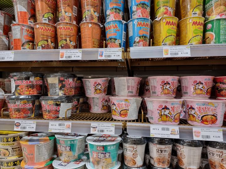 [헤이그=뉴시스] 구예지 기자=네덜란드 헤이그에 위치한 아시안 푸드 마켓 '어메이징 오리엔탈'에 있는 한국 라면의 모습. *재판매 및 DB 금지