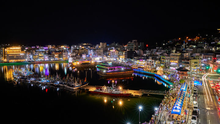 [통영=뉴시스] 신정철 기자= 통영시는 지난해 9월 대한민국 야간관광특화도시 선정 이후 지리적 접근성에도 불구하고 인구 12만 중소형 도시 통영에 방문객 1600만 명 이상이 다녀갔으며, 특히 외국인은 전년 동기에 비해 600% 증가했다고 밝혔다.사진은 통영시 강구안 야간 전경. (사진=통영시 제공).2023.11.21. photo@newsis.com *재판매 및 DB 금지