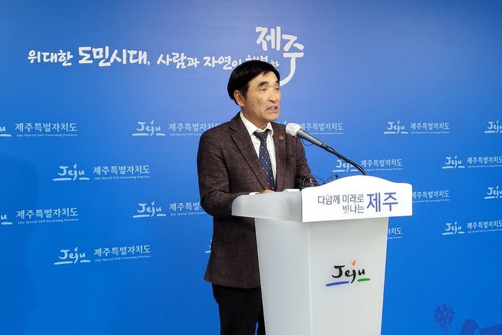 [제주=뉴시스] 이정민 기자 = 오임종 제주4·3평화재단 이사장 직무대행이 21일 제주도청 기자실에서 자신의 사직과 관련한 내용을 설명하고 있다. 2023.11.21. 73jmlee@newsis.com *재판매 및 DB 금지