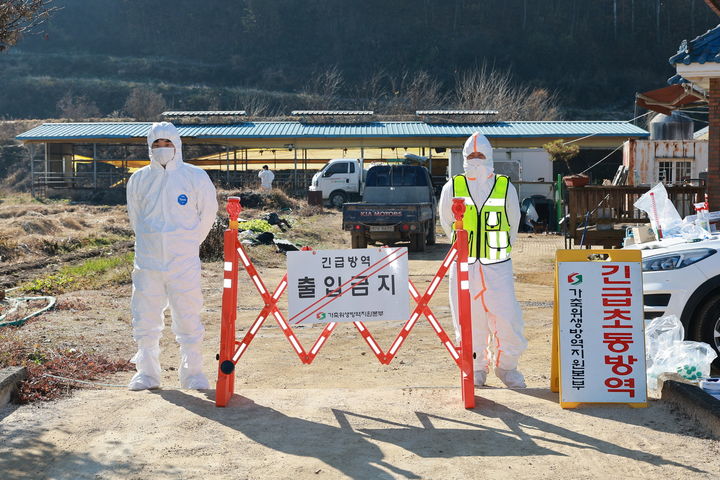 [예천=뉴시스] 예천군 호명면 직산리 럼피스킨병 확진 농장 앞에 통제초소가 설치돼 있다. (사진=예천군 제공) *재판매 및 DB 금지