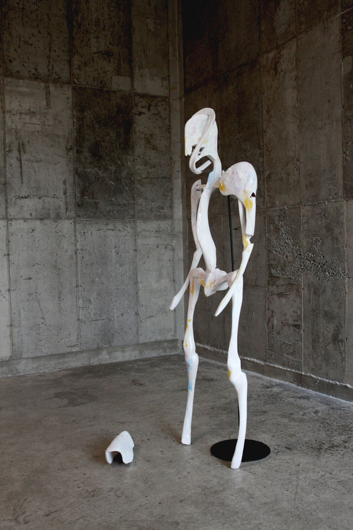 강상우, 몽실통통 2, 2015, 스티로폼, 색 목탄, 스틸, 170×47×34cm *재판매 및 DB 금지