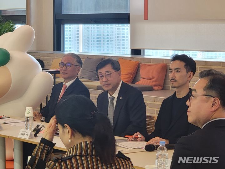 [서울=뉴시스]박윤규 과학기술정보통신부 제2차관(가운데)이 21일 서울 서초구 당근 사옥에서 분쟁조정센터 출범식과 이용자 보호 강화를 위한 현장간담회에 참석하고 있다. (사진=윤현성 기자)