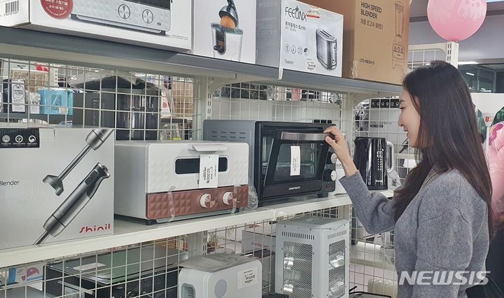 [서울=뉴시스]롯데마트는 다음 달 6일까지 2주간, 주엽점과 신갈점을 포함한 23개점에서 리퍼브 상품 할인 행사를 진행한다고 22일 밝혔다.2023.11.22.(사진=롯데마트 제공)photo@newsis.com