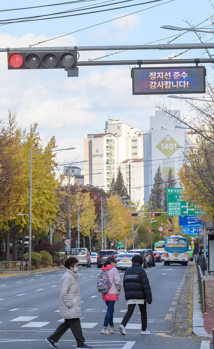 [서울=뉴시스]횡단보도 정지선 준수 차량에 감사메시지 송출.(사진=양천구 제공) *재판매 및 DB 금지