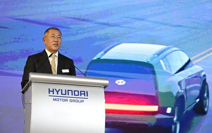 [서울=뉴시스] 정의선 현대차그룹 회장이 21일 싱가포르 서부 주롱 혁신지구에서 열린 싱가포르 글로벌 혁신센터(HMGICS) 준공식에서 환영사를 하고 있다. (사진=현대차그룹 제공) 2023.11.21 photo@newsis.com&nbsp; *재판매 및 DB 금지