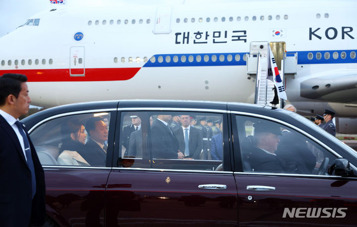 [런던=뉴시스] 전신 기자 = 영국을 국빈 방문한 윤석열 대통령과 부인 김건희 여사가 20일(현지시간) 런던 스탠스테드 국제공항에 도착, 차량에 탑승해 이동하고 있다. 2023.11.21. photo1006@newsis.com