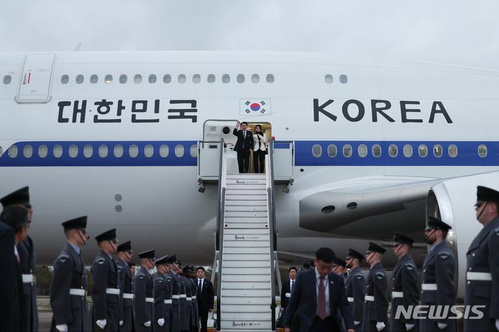 [런던=뉴시스] 전신 기자 = 영국을 국빈 방문한 윤석열 대통령과 부인 김건희 여사가 20일(현지시간) 런던 스탠스테드 국제공항에 도착해 공군 1호기에서 내리며 인사하고 있다. (공동취재) 2023.11.21. photo1006@newsis.com