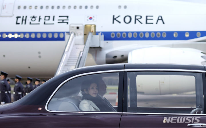 [런던=뉴시스] 전신 기자 = 영국을 국빈 방문한 윤석열 대통령과 부인 김건희 여사가 20일(현지시간) 런던 스탠스테드 국제공항에 도착, 차량에 탑승해 이동하고 있다. (공동취재) 2023.11.21. photo1006@newsis.com