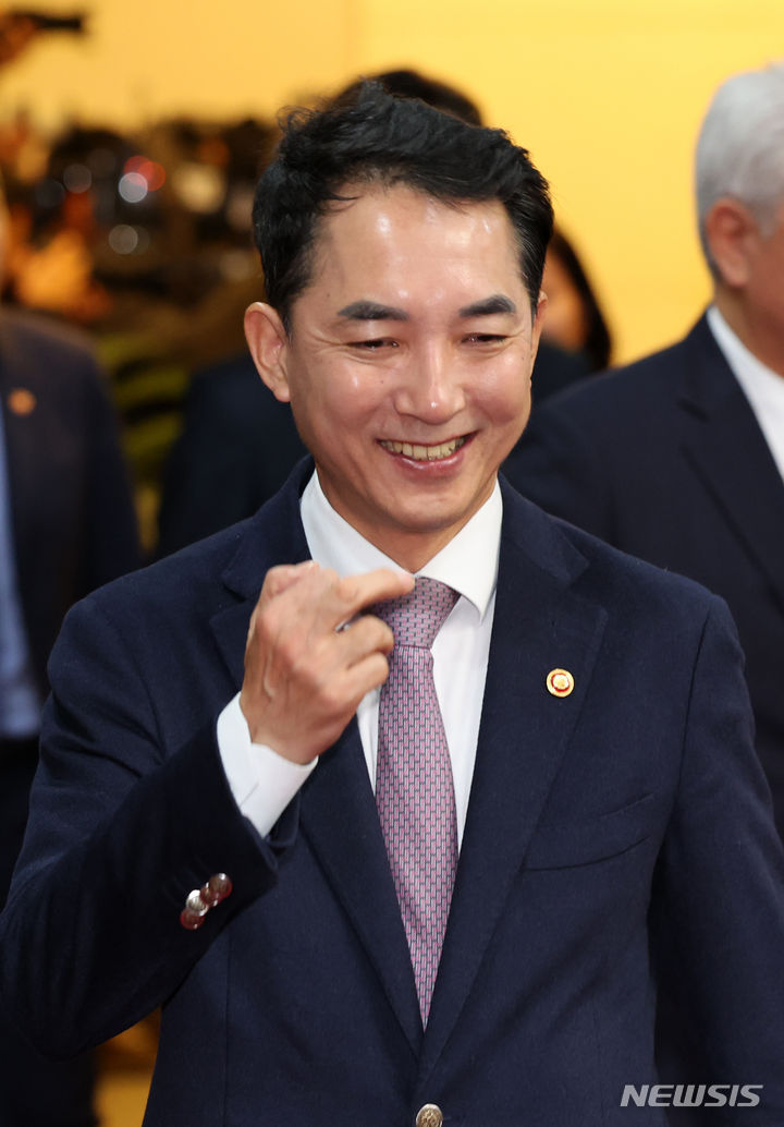 [서울=뉴시스] 배훈식 기자 = 박민식 국가보훈부 장관이 지난달 21일 오전 서울 종로구 정부서울청사에서 열린 국무회의에 참석하고 있다. 2023.11.21. dahora83@newsis.com