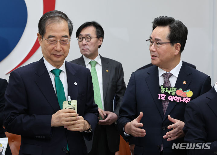 [서울=뉴시스] 배훈식 기자 = 한덕수(왼쪽) 국무총리가 21일 오전 서울 종로구 정부서울청사에서 열린 우수 농식품 홍보행사에 참석해 '농식품 1호 영업사원' 명찰을 단 정황근 농림축산식품부 장관의 설명을 듣고 있다. 2023.11.21. dahora83@newsis.com