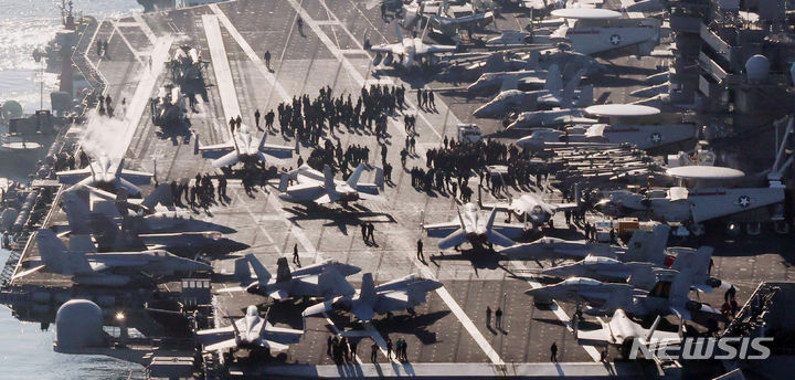 [부산=뉴시스] 하경민 기자 = 미국 해군의 핵추진 항공모함 '칼빈슨함'(CVN-70)이 21일 오전 부산 남구 해군작전사령부 부산작전기지에 입항하고 있다. 니미츠급 항모인 칼빈슨함은 길이 333m, 폭 77m이며, 비행갑판 축구장 3배 규모, 승조원 6000여 명, 항공기 80~90대 탑재하는 등 '떠다니는 군사기지'라 불린다. 2023.11.21. yulnetphoto@newsis.com