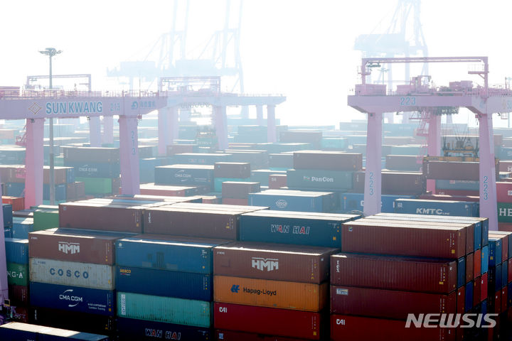 [인천=뉴시스] 전진환 기자 = 21일 인천 연수구 인천신항 컨테이너 터미널에 컨테이너가 쌓여있다. 21일 관세청에 따르면, 이달 1일부터 20일까지 수출 338억달러, 수입 352억달러로 전년동기대비 수출이 2.2%(7억2000만달러) 증가했고 수입은 6.2%(23억2000만달러) 감소했다. 11월 무역수지는 14억달러 적자, 연간 무역적자는 195억2700만달러로 집계됐다. 11월 반도체와 승용차 수출이 증가해 전년 같은 기간대비 수출이 증가했다. 2023.11.21. amin2@newsis.com