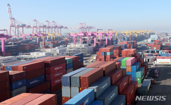 [인천=뉴시스] 전진환 기자 = 21일 인천 연수구 인천신항 컨테이너 터미널에 컨테이너가 쌓여있다. 21일 관세청에 따르면, 이달 1일부터 20일까지 수출 338억달러, 수입 352억달러로 전년동기대비 수출이 2.2%(7억2000만달러) 증가했고 수입은 6.2%(23억2000만달러) 감소했다. 11월 무역수지는 14억달러 적자, 연간 무역적자는 195억2700만달러로 집계됐다. 11월 반도체와 승용차 수출이 증가해 전년 같은 기간대비 수출이 증가했다. 2023.11.21. amin2@newsis.com