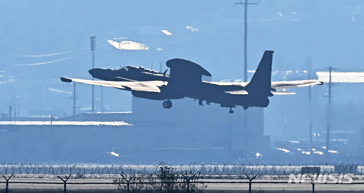 [평택=뉴시스] 김종택 기자 = 21일 경기도 평택시 주한미공군 오산기지에서 고공정찰기 U-2S가 이륙하고 있다. 북한은 일본 정부에 22일 0시부터 12월1일 0시 사이에 인공위성을 발사하겠다고 통보했다. 2023.11.21. jtk@newsis.com