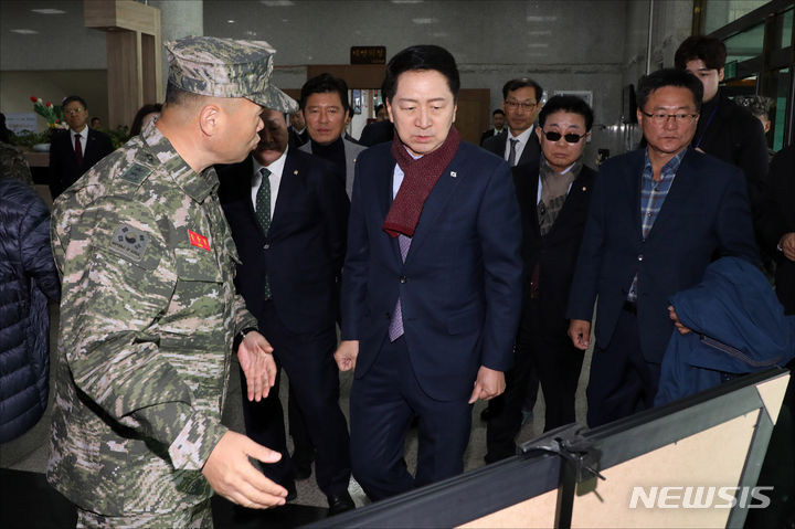 [서울=뉴시스] 국회사진기자단 = 김기현 국민의힘 대표가 21일 오전 경기도 김포 해병대 제2사단 청룡회관에서 열린 해병대 초급간부 및 군 가족 간담회 전 정종범 해병대 제2사단장의 안내를 받으며 해병대 관련 기록을 관람하고 있다. 2023.11.21. photo@newsis.com