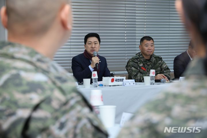 [서울=뉴시스] 국회사진기자단 = 김기현 국민의힘 대표가 21일 오전 경기도 김포 해병대 제2사단 청룡회관에서 열린 해병대 초급간부 및 군 가족 간담회에서 인사말을 하고 있다. 2023.11.21. photo@newsis.com