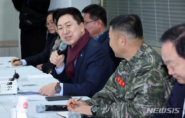 [서울=뉴시스] 국회사진기자단 = 김기현 국민의힘 대표가 21일 오전 경기도 김포 해병대 제2사단 청룡회관에서 열린 해병대 초급간부 및 군 가족 간담회에서 인사말을 하고 있다. 2023.11.21. photo@newsis.com