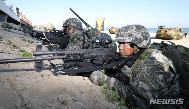 [포항=뉴시스] 이무열 기자 = 21일 경북 포항시 남구 도구해안에서 실시된 2023 호국 합동상륙훈련에서 해병대원들이 사주경계를 하고 있다. 2023.11.21. lmy@newsis.com