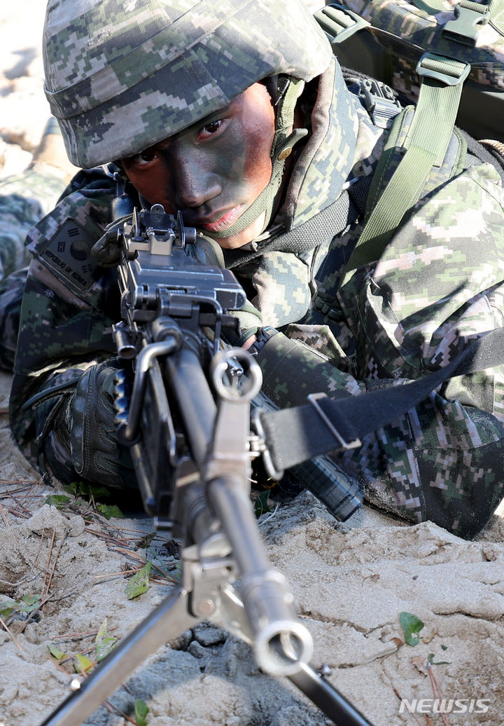 [포항=뉴시스] 이무열 기자 = 21일 경북 포항시 남구 도구해안에서 실시된 2023 호국 합동상륙훈련에서 해병대원이 사주경계를 하고 있다. 2023.11.21. lmy@newsis.com