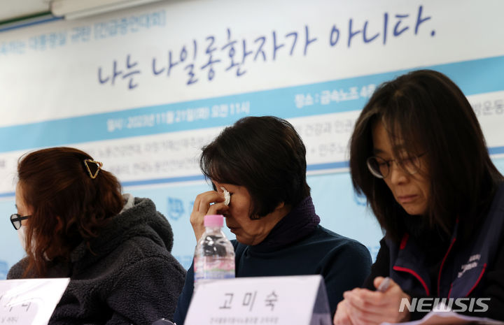 [서울=뉴시스] 김명년 기자 = 지난해 11월 21일 오전 서울 중구 경향신문사 별관 금속노조 회의실에서 열린 '산재환자 모욕하는 윤석열 대통령 규탄 긴급 증언대회'에서 삼성 LCD 뇌종양 피해자 한혜경씨의 어머니 김시녀씨가 눈물을 흘리고 있다. 2023.11.21. kmn@newsis.com